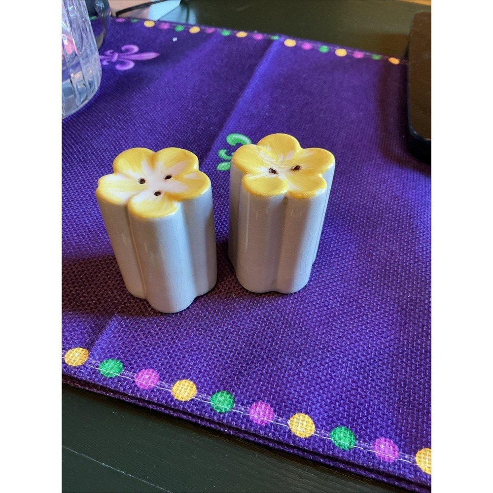 Vintage MCM 1940s Weil Ware Yellow Blossom Salt & Pepper‎ Shaker Set